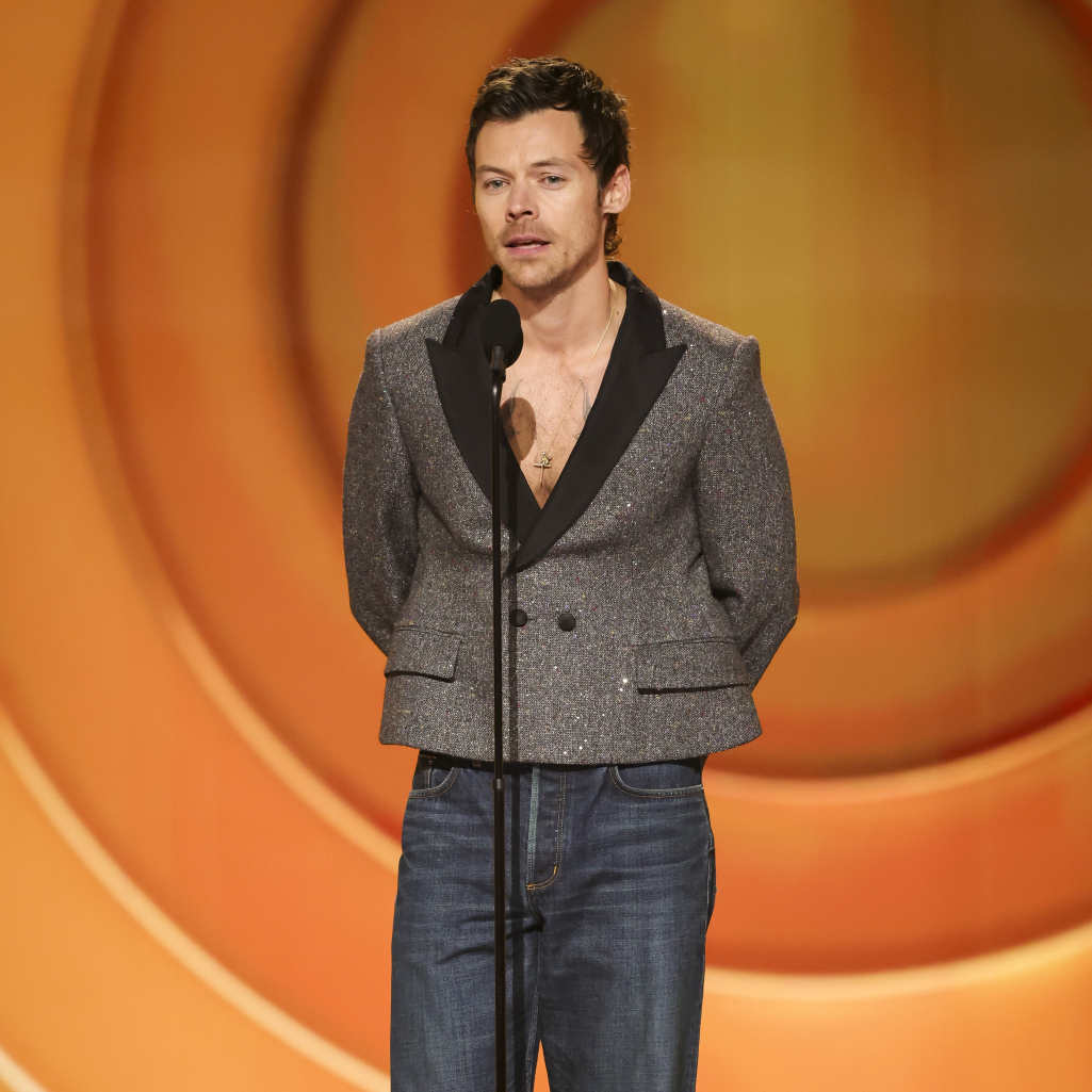 Είναι οι μπαλαρίνες ένα item που μπορούν να φορέσουν οι άνδρες; Ο Χάρι Στάιλς και ο Bad Bunny πάντως τις έχουν βολευτεί