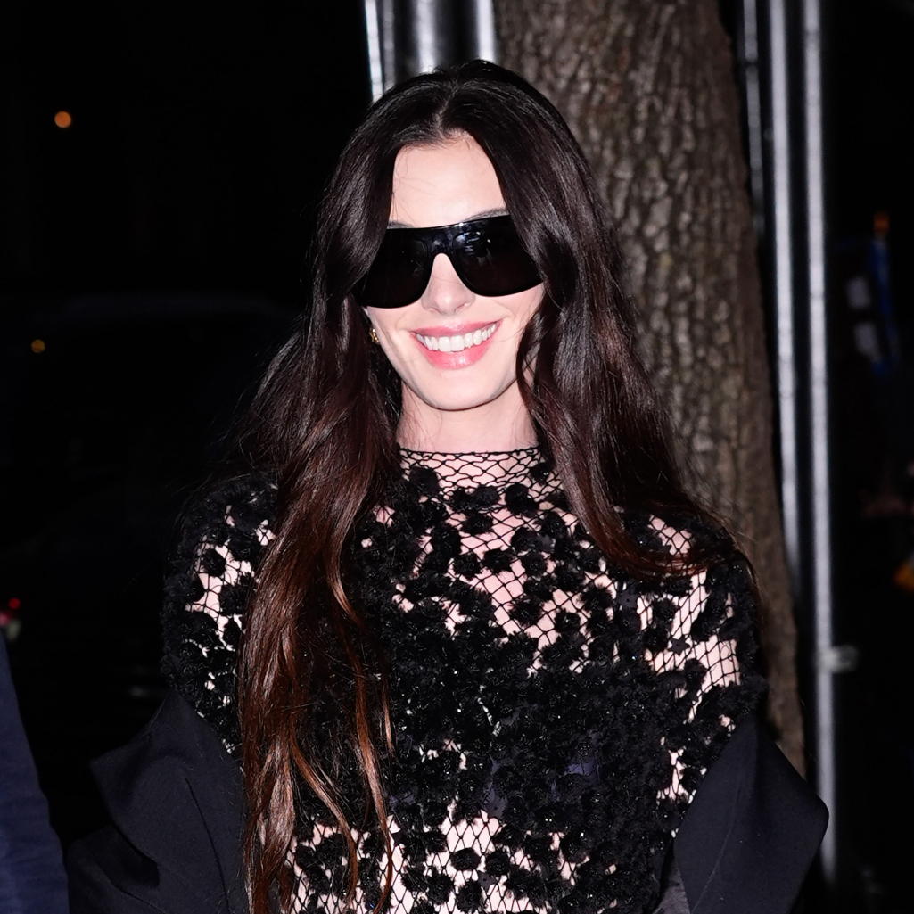 Η Αν Χάθαγουεϊ υιοθέτησε την naked dress αισθητική με ένα φόρεμα όλο μαύρη δαντέλα