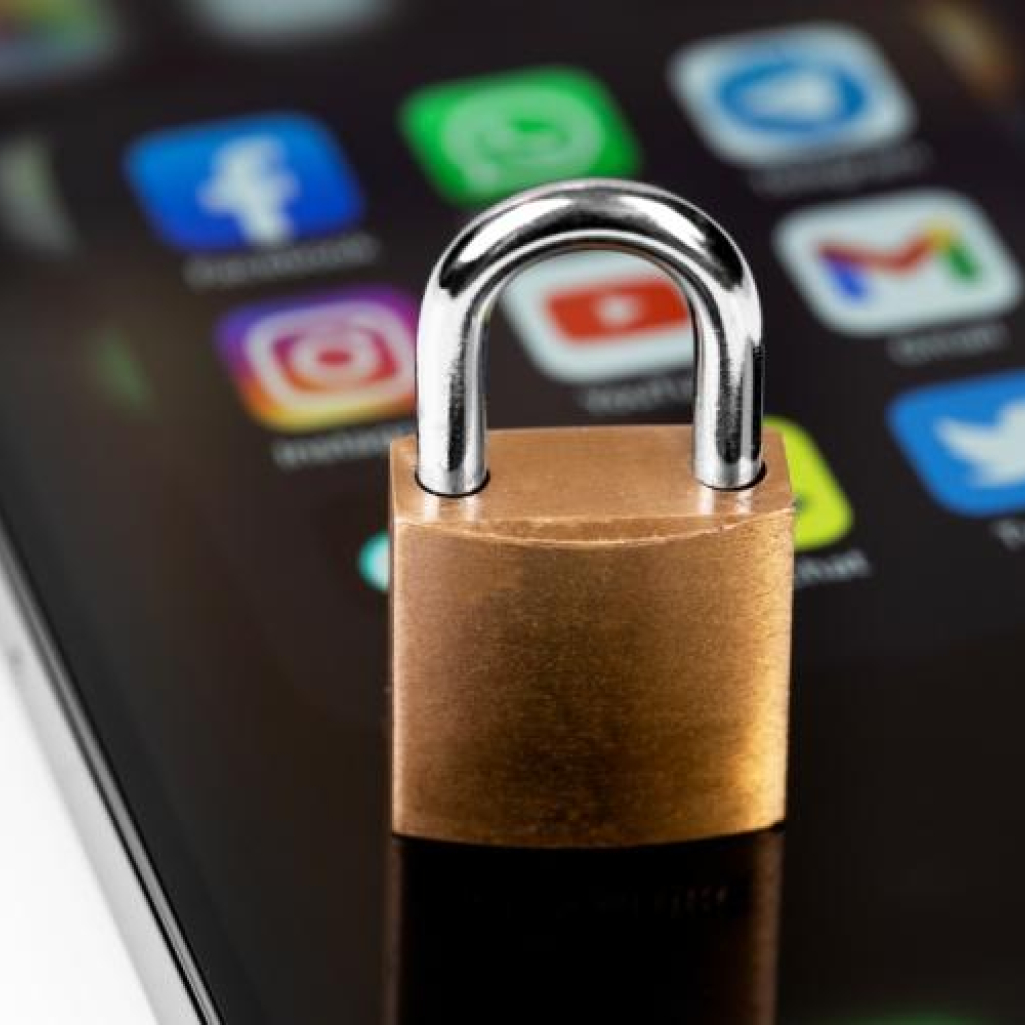 Social media και ανήλικοι: Τα νέα όρια της Ελλάδας, η ευρωπαϊκή συζήτηση και τα παραδείγματα άλλων χωρών