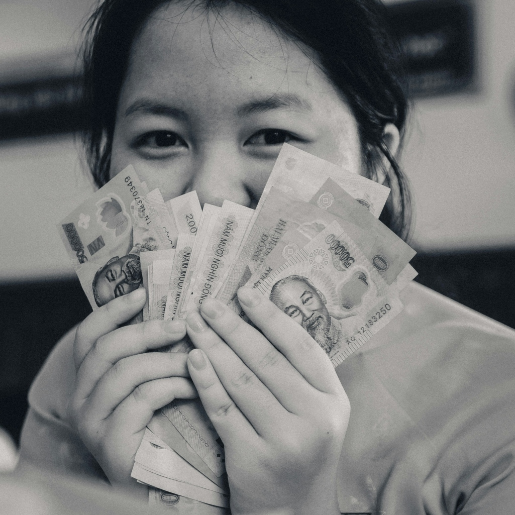 Γυναίκα στην Κίνα πέταξε 162 χιλιάδες δολάρια από το παράθυρο, επειδή τσακώθηκε με τον άνδρα της. Respect