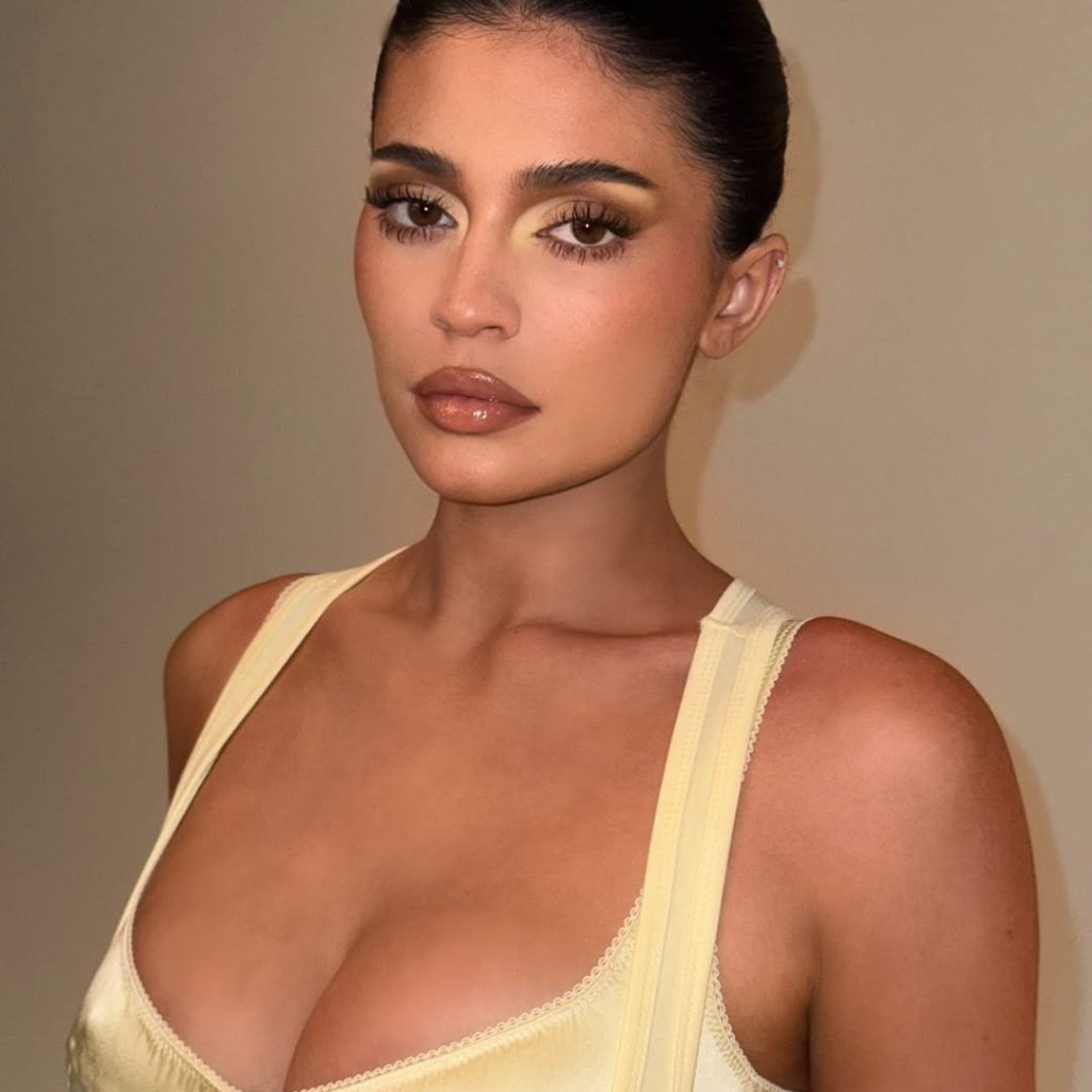 Η Κάιλι Τζένερ φόρεσε (ξανά) το μικροσκοπικό της μπικίνι και μόλις βρήκαμε τη μεγαλύτερη τάση στα μαγιό