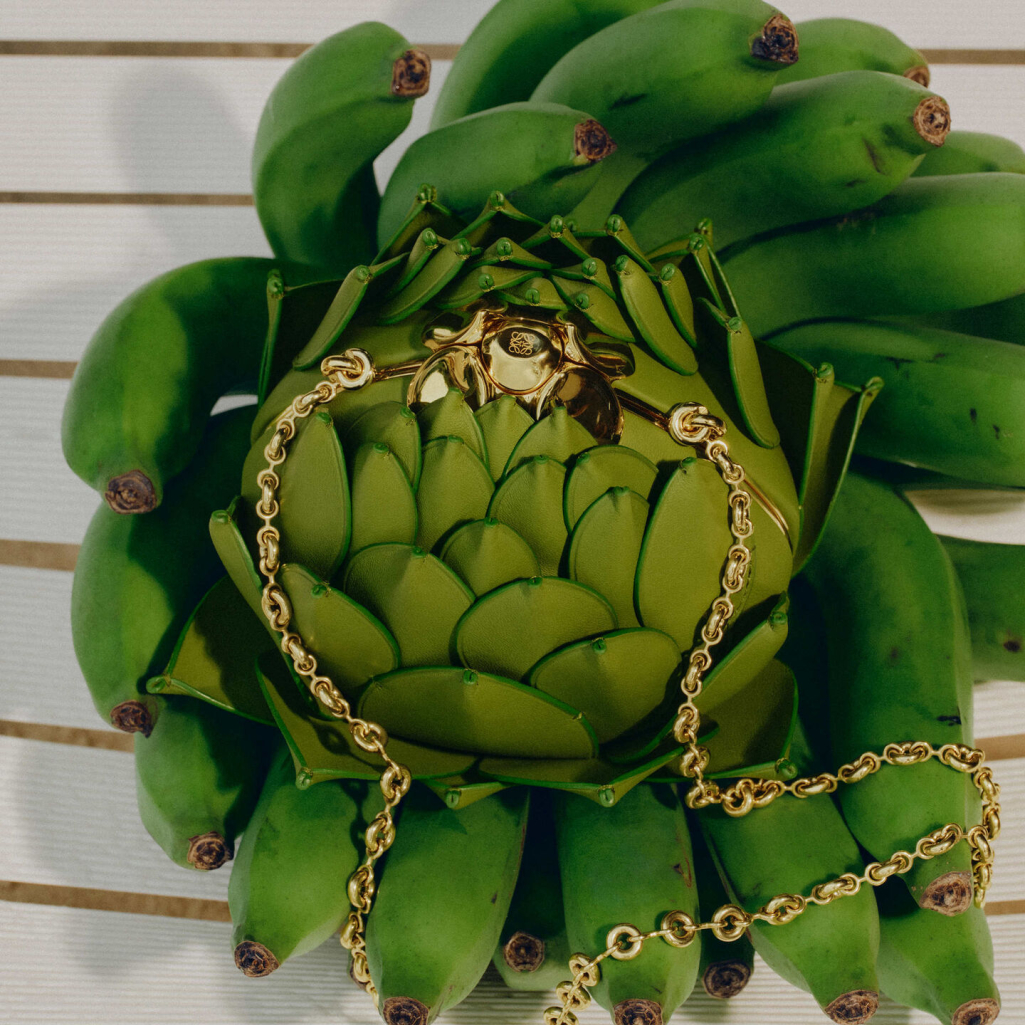 Θα κρατούσες μια τσάντα σε σχήμα αγκινάρας αξίας 5.000 ευρώ; Ο οίκος Loewe υμνεί το καλοκαίρι με ένα item που θα γίνει viral