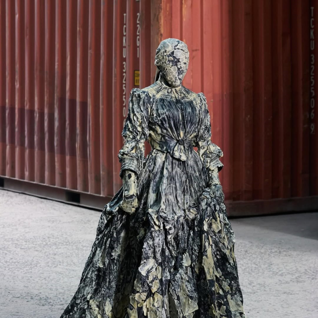 Ο οίκος Maison Margiela μεταμόρφωσε ένα τεράστιο ναυπηγείο σε λαβύρινθο από κοντέινερ - Το πρώτο show του οίκου στη Σαγκάη