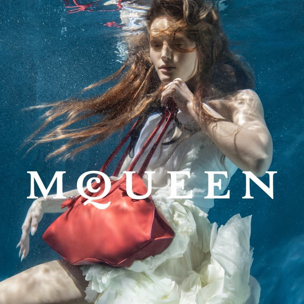 Για τη νέα του καμπάνια του ο McQueen βούτηξε σε καταγάλανα νερά και το αποτέλεσμα μοιάζει με απόκοσμο υδάτινο τοπίο