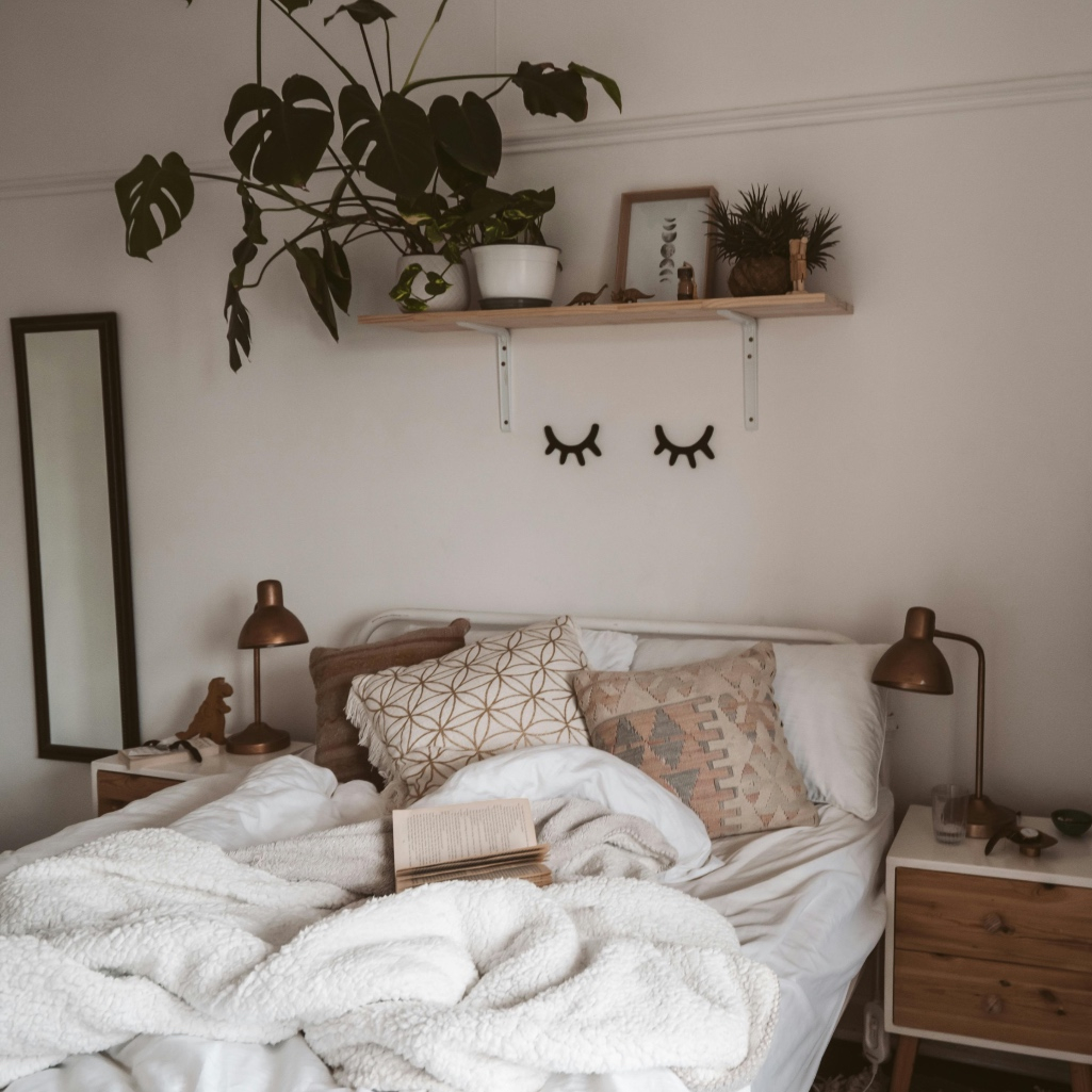 Πώς να διακοσμήσεις ένα μικρό δωμάτιο χωρίς να το “πνίξεις”