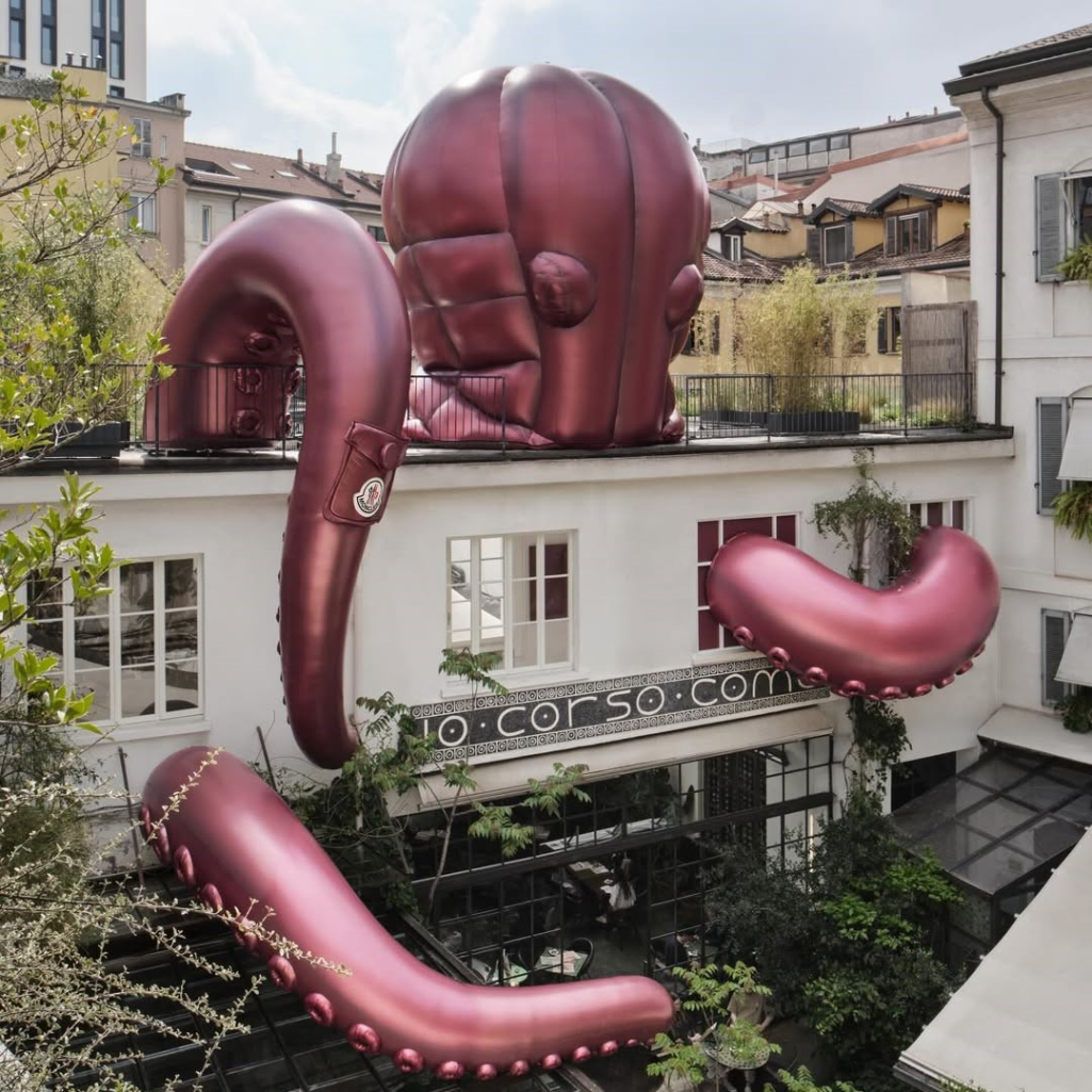 Moncler: Ο οίκος έφερε στην καρδιά του Μιλάνου ένα τεράστιο... χταπόδι και με απλό τρόπο έδωσε τον ορισμό του Puffy Summer