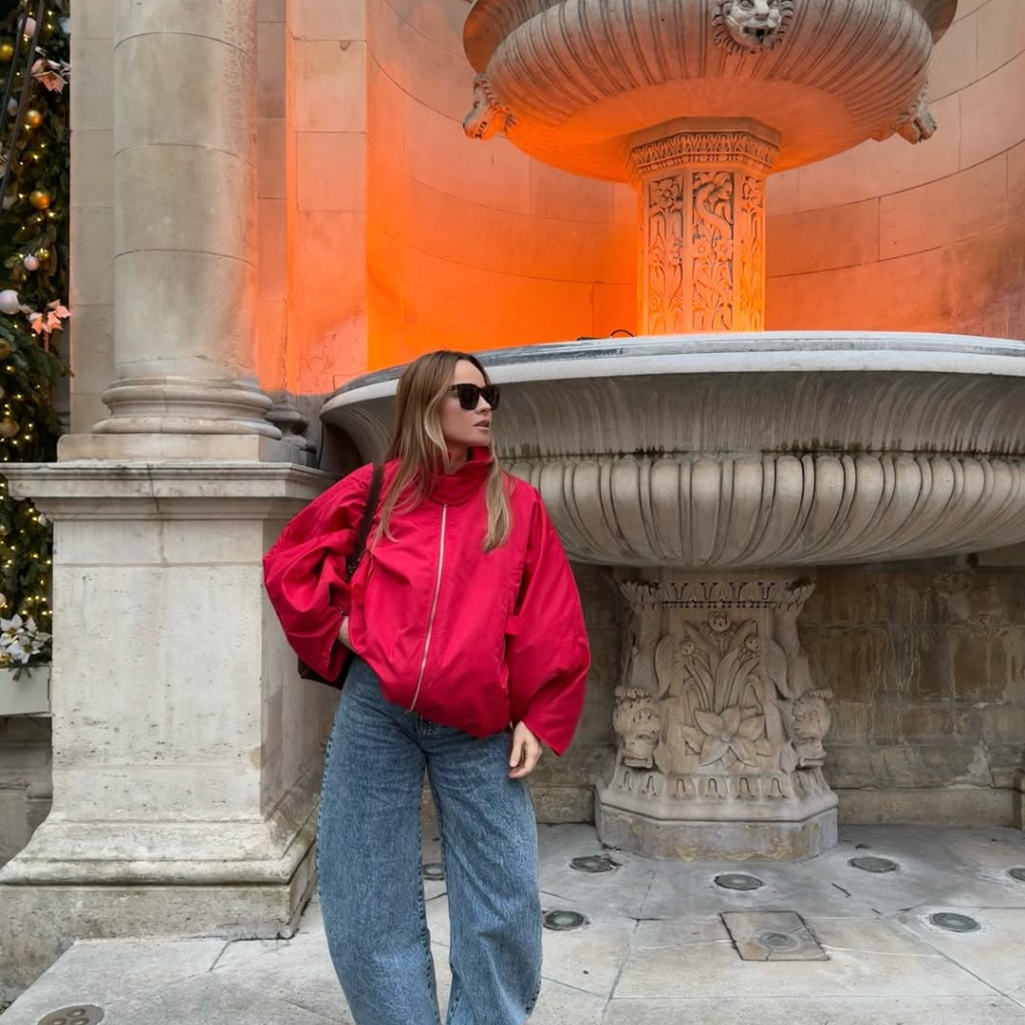 To μπουφάν από τα H&M σε εντυπωσιακό κόκκινο χρώμα που θα γίνει το must have κάθε ανοιξιάτικης εμφάνισης