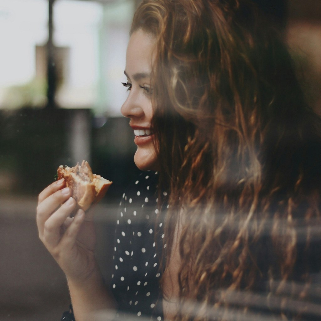 Τρως μετά τις 7 μ.μ.; Όλη η αλήθεια για τη βραδινή διατροφή