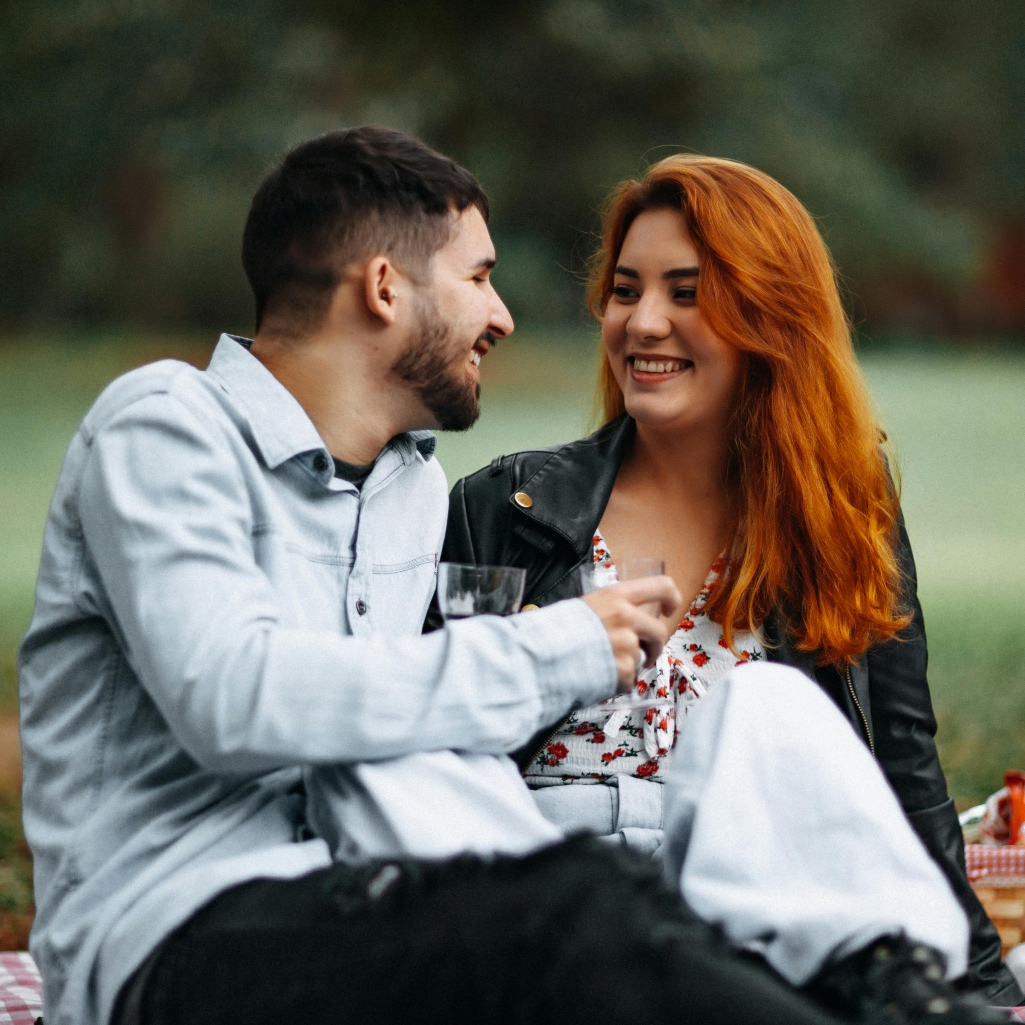 Η επιστροφή των old school ραντεβού: γιατί κουραστήκαμε από τα apps