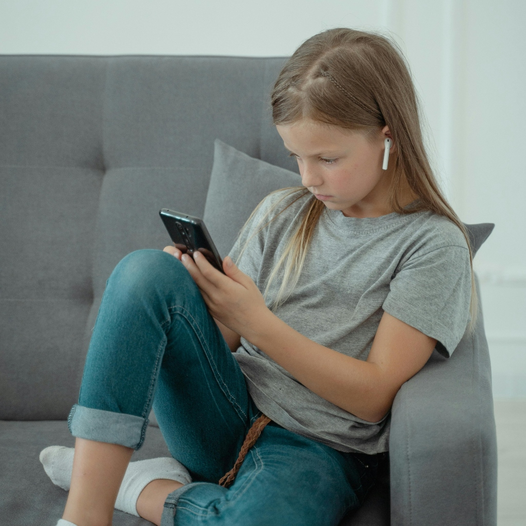 Μπορείς να εξασφαλίσεις ότι το παιδί σου δεν θα κολλήσει στις οθόνες, αν κάνεις αυτό, πριν γίνει τριών