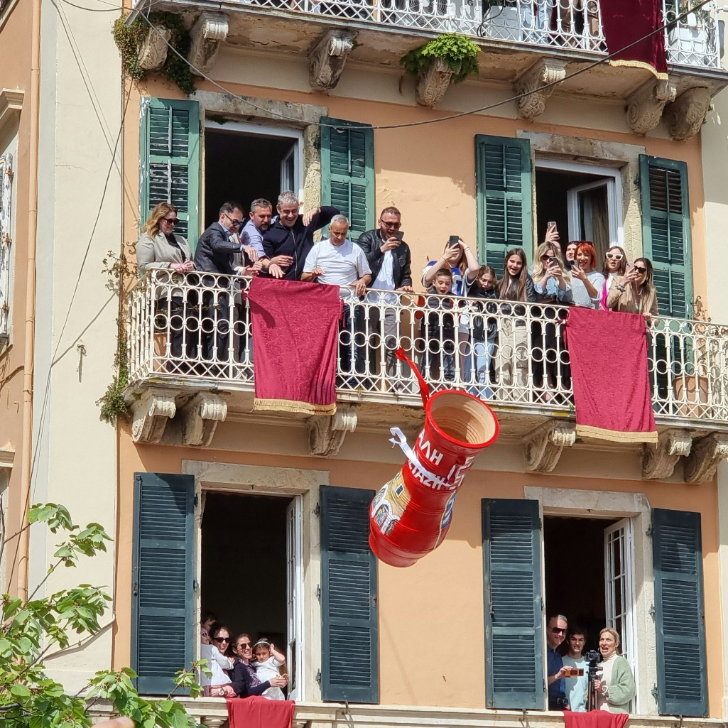 Πάσχα στην Ελλάδα: Τα κορυφαία έθιμα από κάθε γωνιά της χώρας