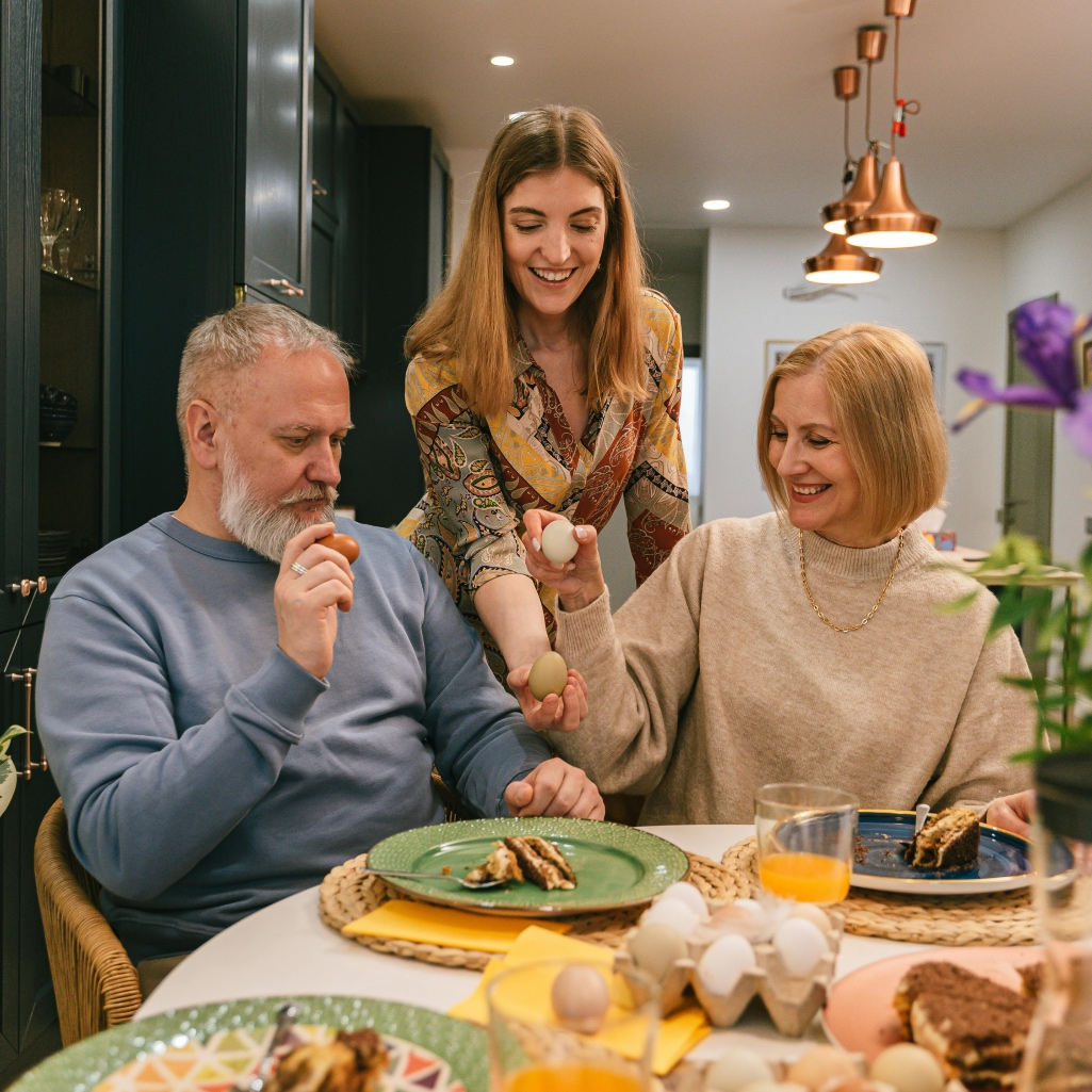 Πάσχα μακριά από την οικογένεια; Πώς να το ζήσεις χωρίς ενοχές