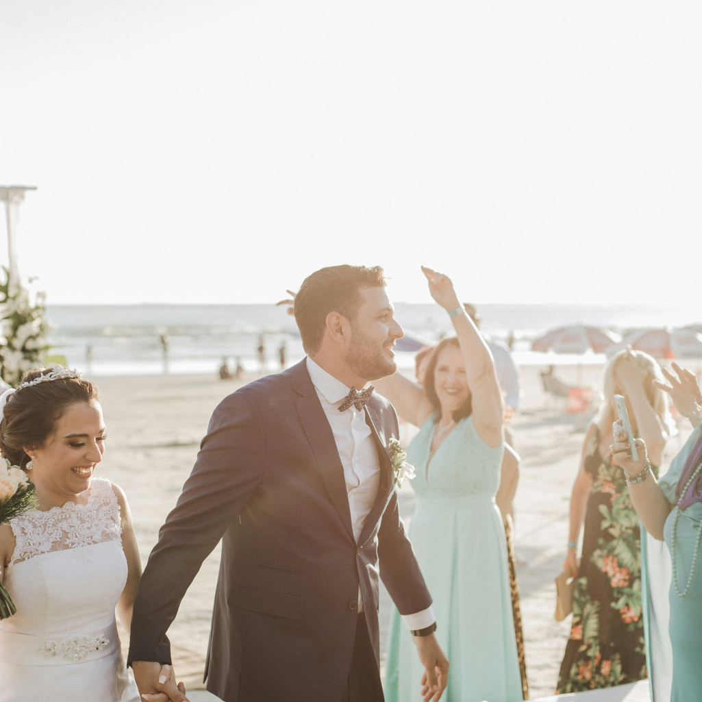 Χρώμα για πεθερά σε γάμο: Ο στιλιστικός οδηγός για τη μητέρα του γαμπρού