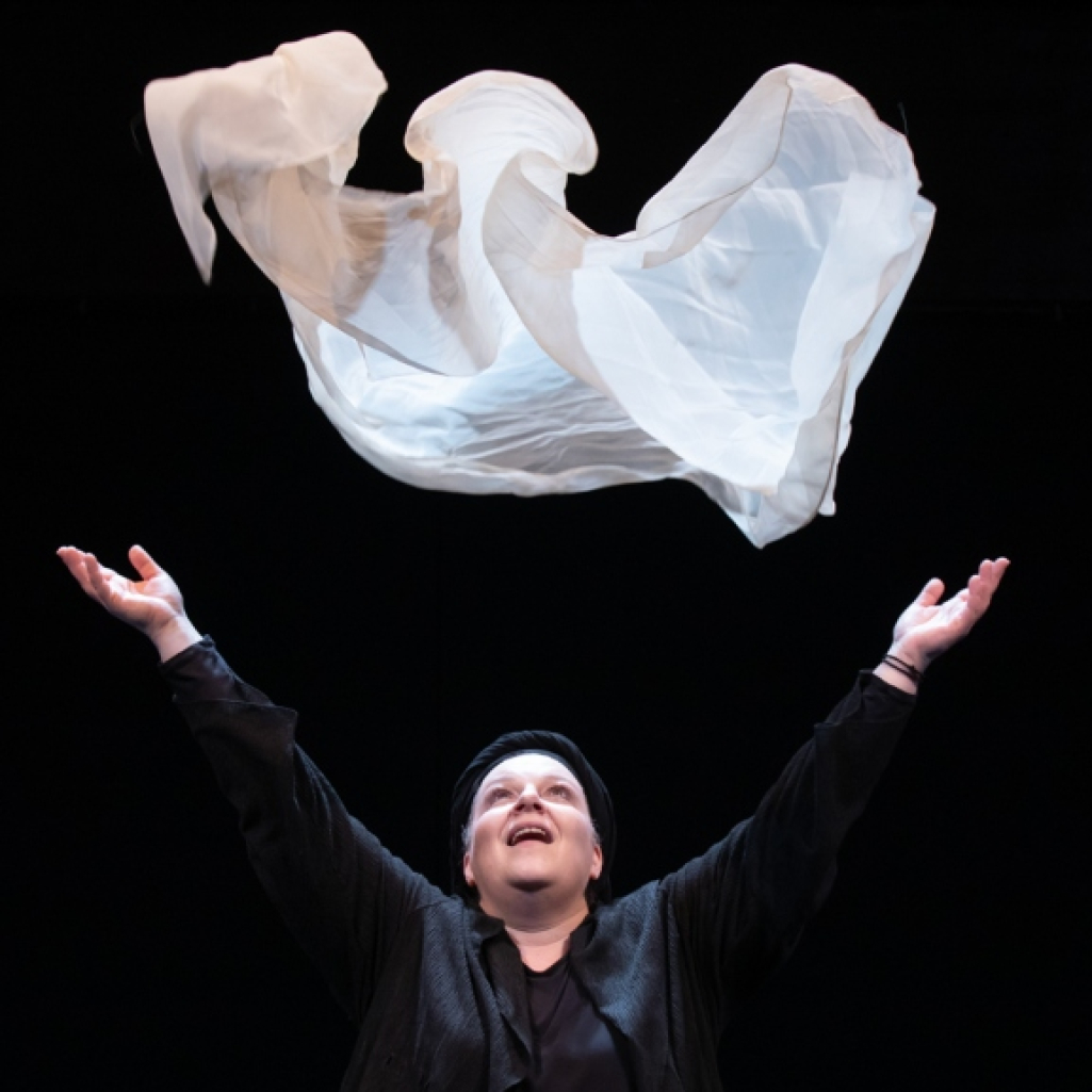 «Η Κυρά της Ρω»: Οι 3 τελευταίες παραστάσεις της συγκινητικής επιτυχίας με τη Φωτεινή Μπαξεβάνη