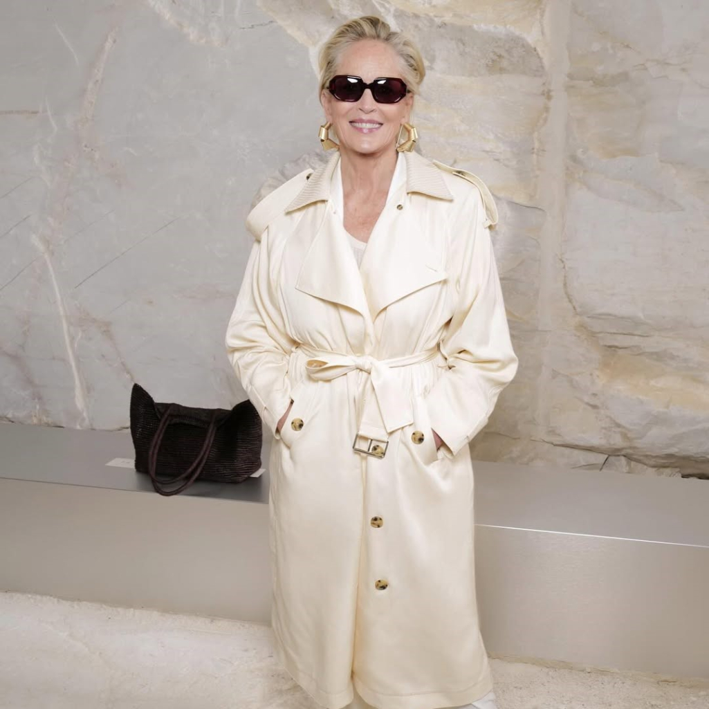 Η Σάρον Στόουν με το πανωφόρι που μπορείς να φορέσεις τη μεταβατική περίοδο - Πώς να αντιγράψεις το look