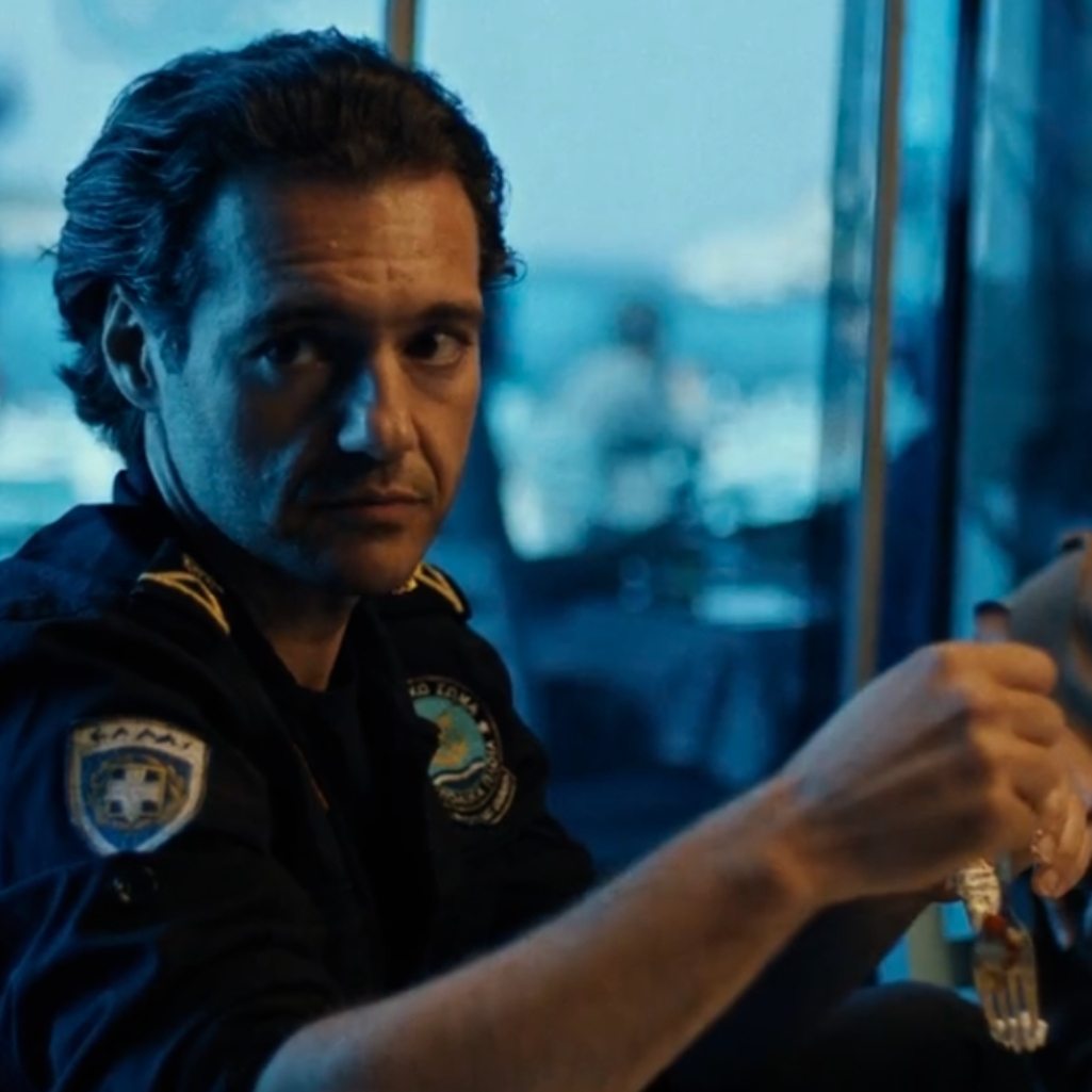 Θάνος Τοκάκης στο JennyGr: «Ο σύγχρονος άνθρωπος δεν θέλει να κοιτάζει τον εαυτό του στον καθρέφτη, τον ενοχλεί πολύ»