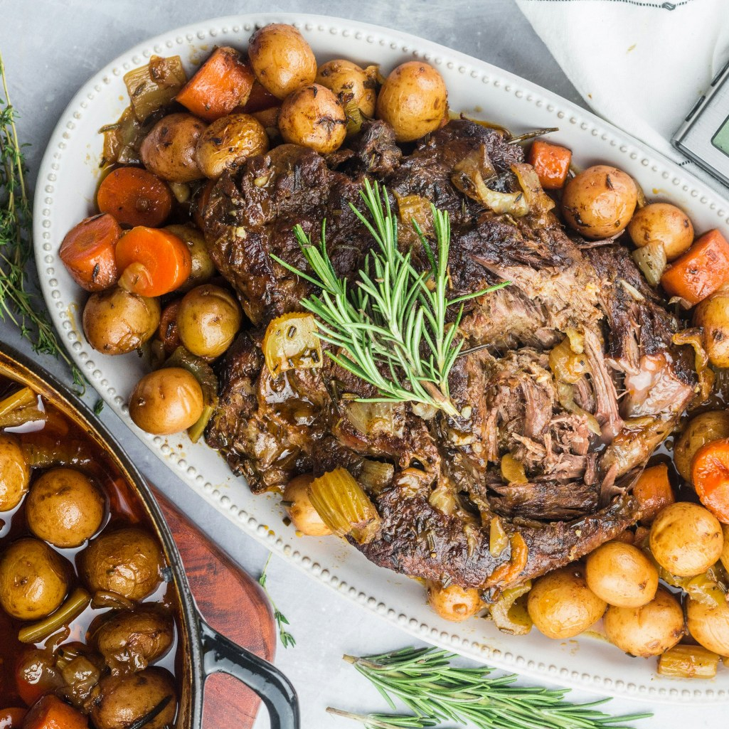 Το πιο ζουμερό πασχαλινό αρνί στον φούρνο με πατάτες
