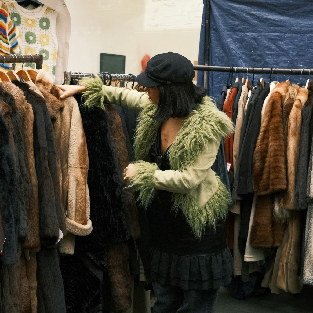 Online thrifting: Πώς να πουλήσεις σωστά τα ρούχα σου