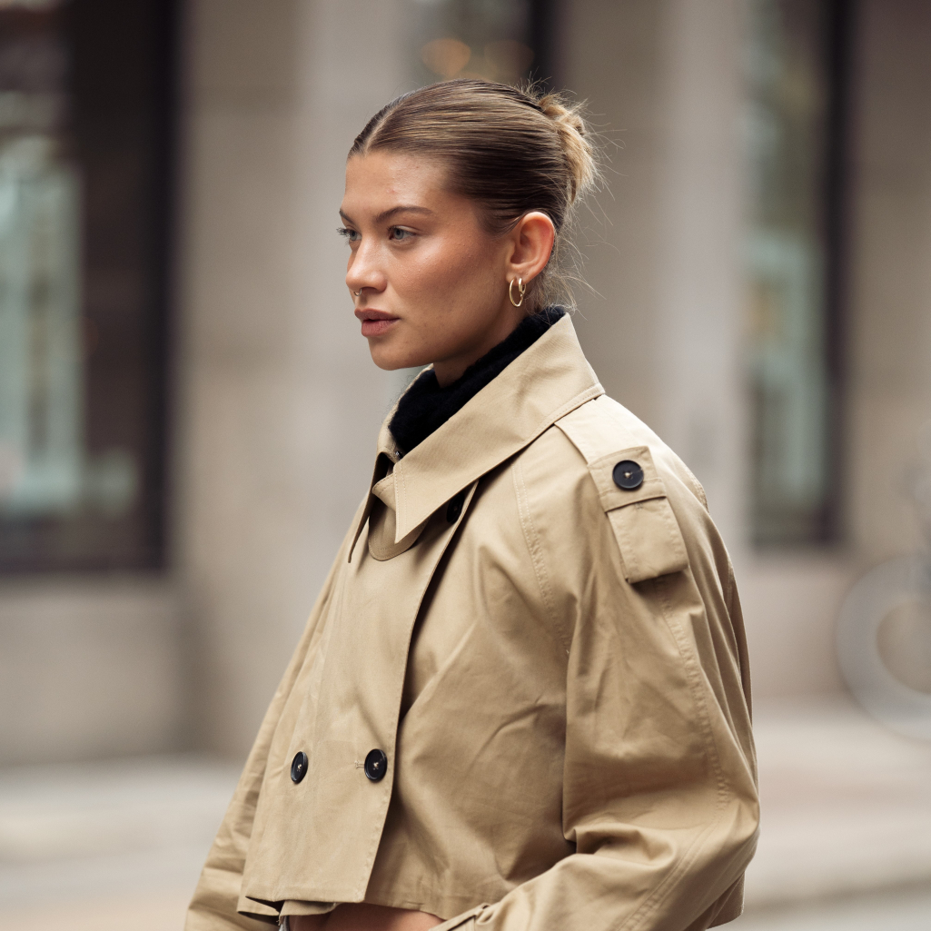 Cropped trench coats: 10 looks για να εμπνευστείς και να φορέσεις το πανωφόρι που κάνει θραύση αυτή την εποχή
