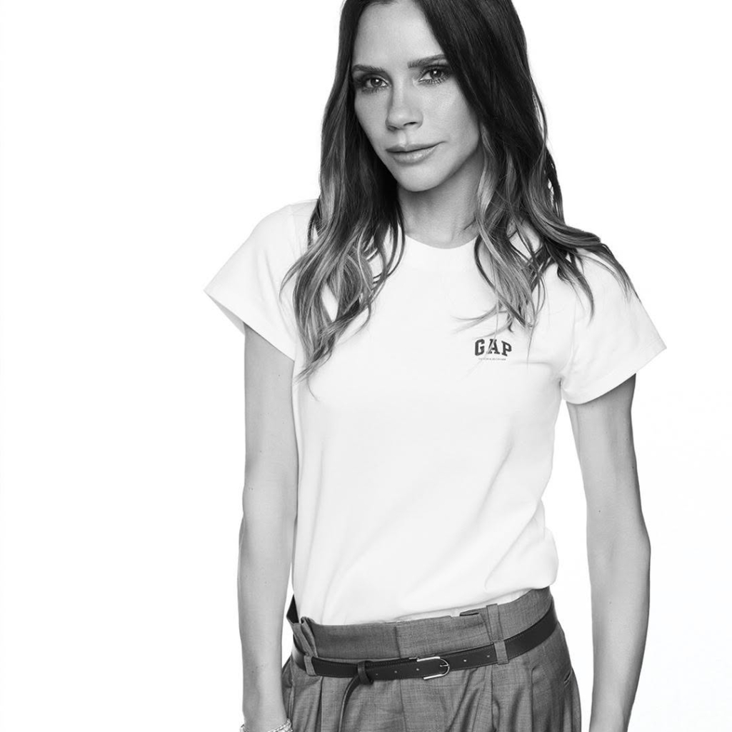 Η νέα συνεργασία της Gap με τη Βικτόρια Μπέκαμ έρχεται να επαναπροσδιορίσει τα essentials της καθημερινής γκαρνταρόμπας