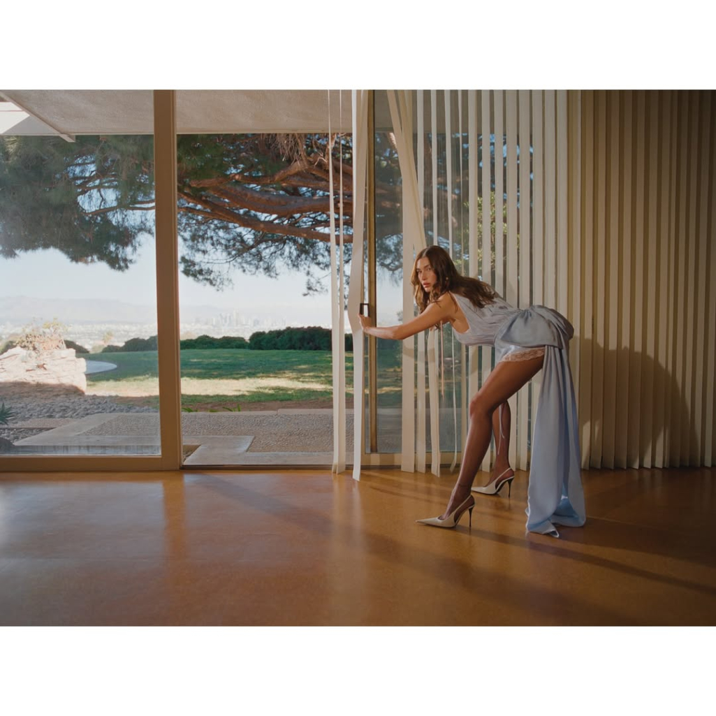 Η νέα καμπάνια του οίκου Saint Laurent, με τίτλο «Tangerine Temptation» έχει κινηματογραφική αισθητική και '80s νοσταλγία