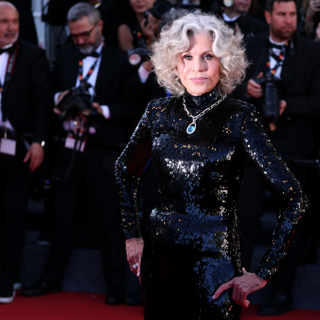 Για πάντα icon: Η Τζέιν Φόντα στα 88 της με λαμπερή Gucci δημιουργία στο κόκκινο χαλί των Καννών