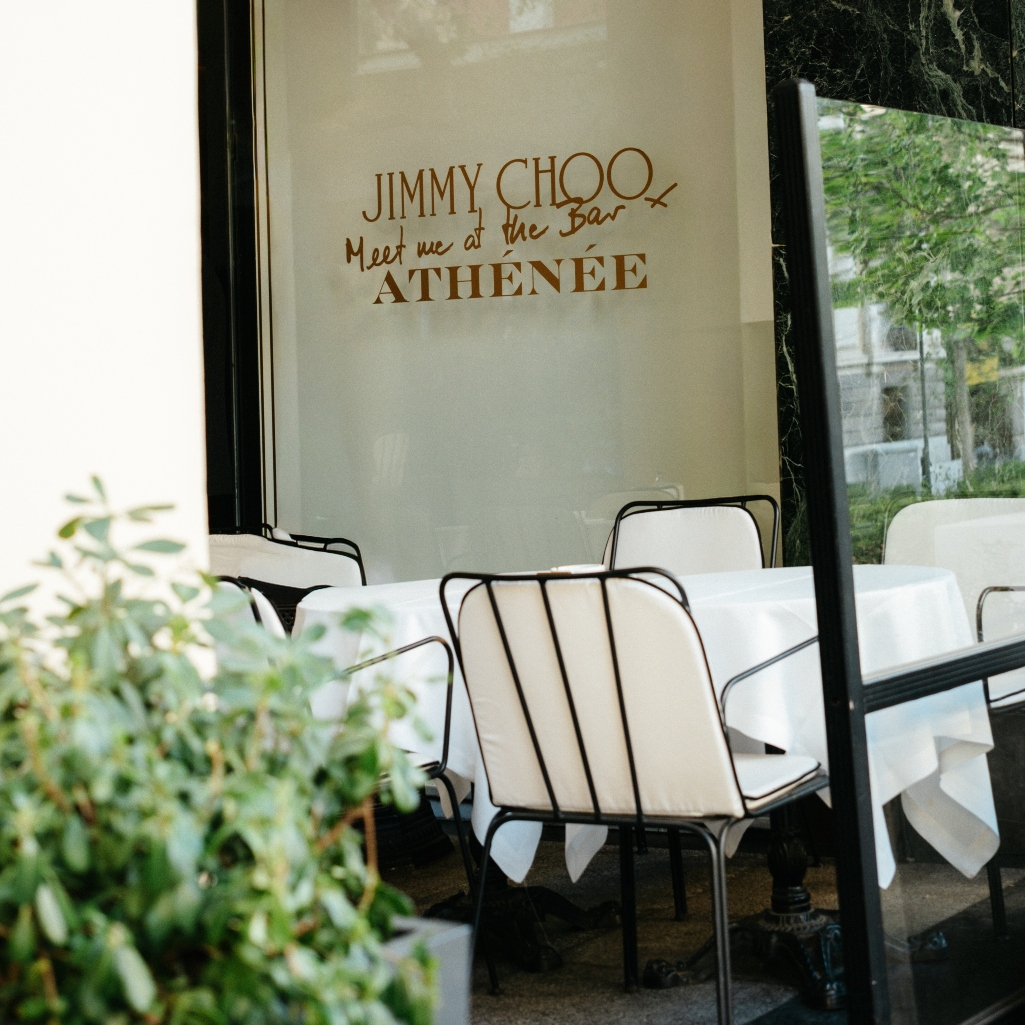 Jimmy Choo: O οίκος γιορτάζει τα εγκαίνια της boutique του στην Αθήνα με ένα αποκλειστικό «Μeet me at the bar» event στο Athénée