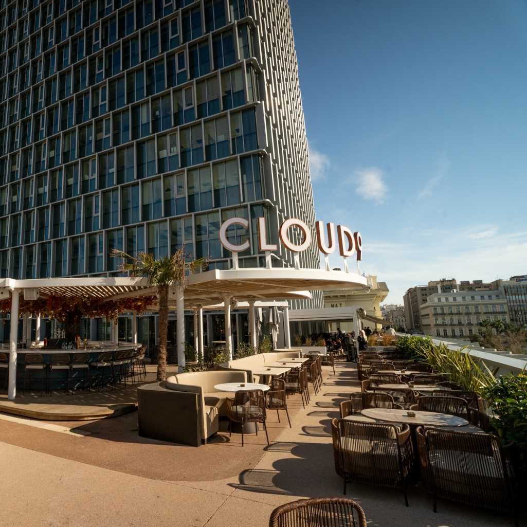Nice n Easy Piraeus Tower: Ένας σύγχρονος προορισμός για γάμους και βαπτίσεις με θέα το λιμάνι