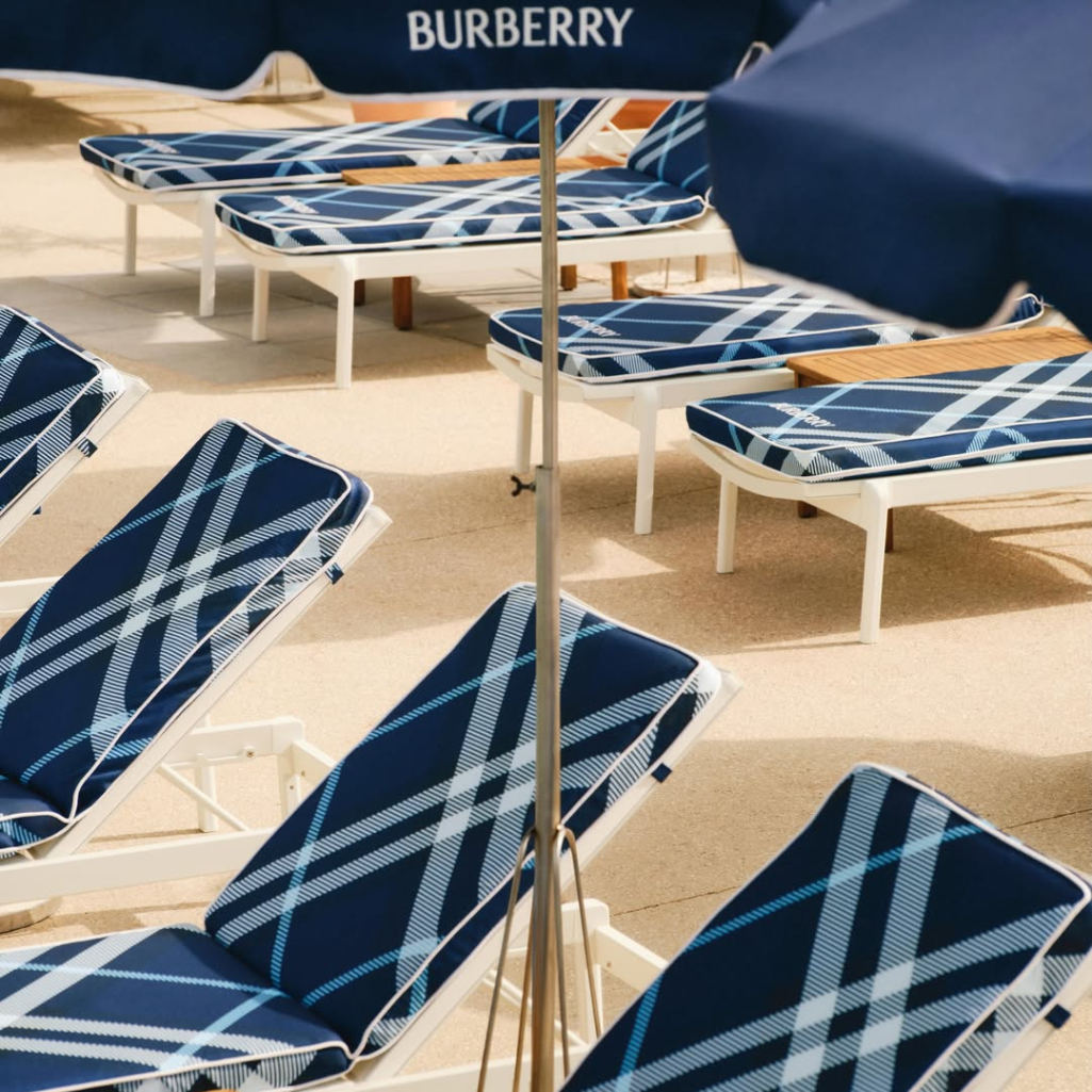 Η Burberry φέρνει τη βρετανική φινέτσα στη Γαλλική Ριβιέρα και στο ιστορικό Hôtel Belles Rives- Το καλοκαίρι «ντύνεται» στα μπλε