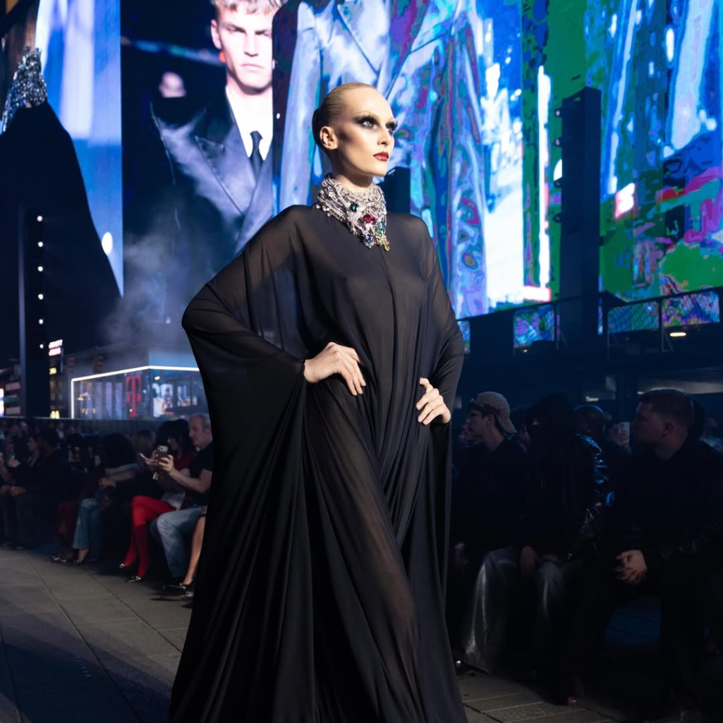 Gucci: Ο Demna παρουσίασε την Cruise συλλογή του στην Time Square, σε μια σχεδόν σουρεαλιστική ατμόσφαιρα