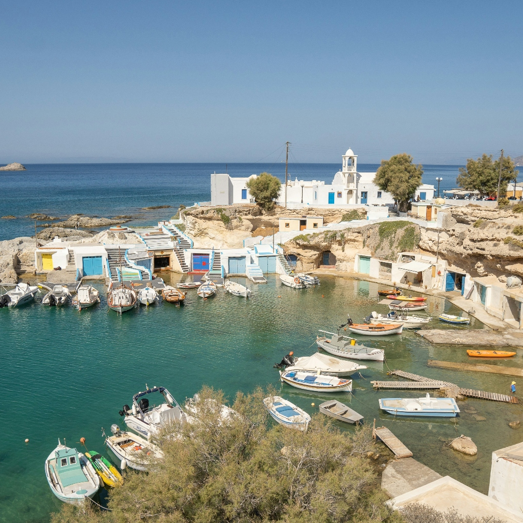 Τα γραφικά ψαροχώρια της Μήλου που θα σας ταξιδέψουν πίσω στον χρόνο