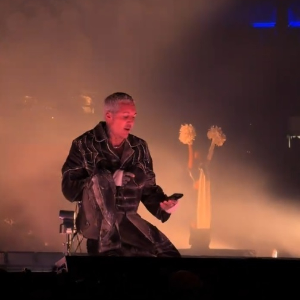 Όλι Σάικς: Ο τραγουδιστής των “Bring Me the Horizon” έπαθε διάσειση, όταν θεατής του πέταξε κινητό στο κεφάλι