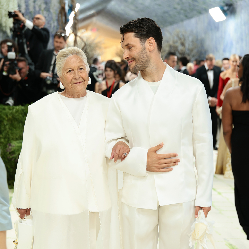 Ο Σιμόν Πορτ Ζακεμούς πήγε στο Met Gala με τη γιαγιά του και έχουμε την πιο cute στιγμή της βραδιάς