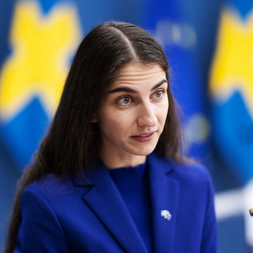 Η Ρομίνα Πουρμοχτάρι πήγε σε συνεδρίαση της Ε.Ε με τον 3 μηνών γιο της - Τέτοια ηχηρά πολιτικά μηνύματα θέλουμε