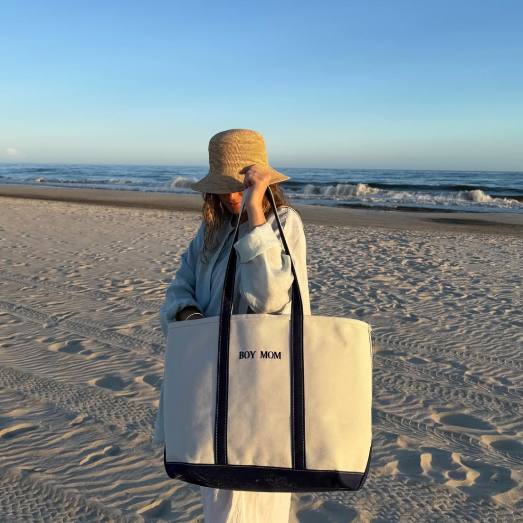 Boat Bag: Η τσάντα των ’90s επιστρέφει και γίνεται το απόλυτο αξεσουάρ της σεζόν