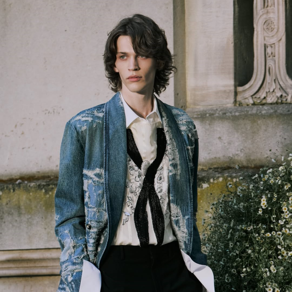 Dior Men's SS 2027: Ο Τζόναθαν Άντερσον «πάντρεψε» την αριστοκρατική παράδοση και τη σύγχρονη rave κουλτούρα