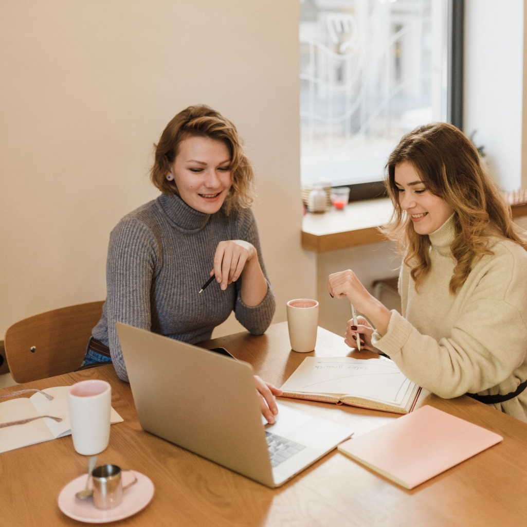 Η Gen Z κερδίζει περισσότερα χρήματα συγκριτικά με τους millennials στην ίδια ηλικία, σύμφωνα με νέα μελέτη