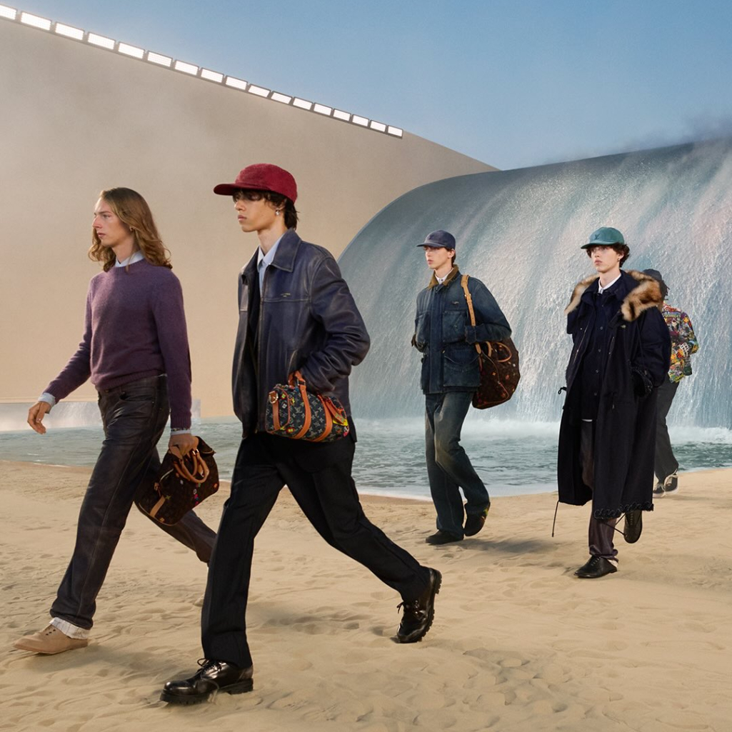 Louis Vuitton: Η πασαρέλα στο Παρίσι μετατράπηκε σε ακτή και τα μοντέλα περπάτησαν κάτω από ένα κύμα. Κυριολεκτικά
