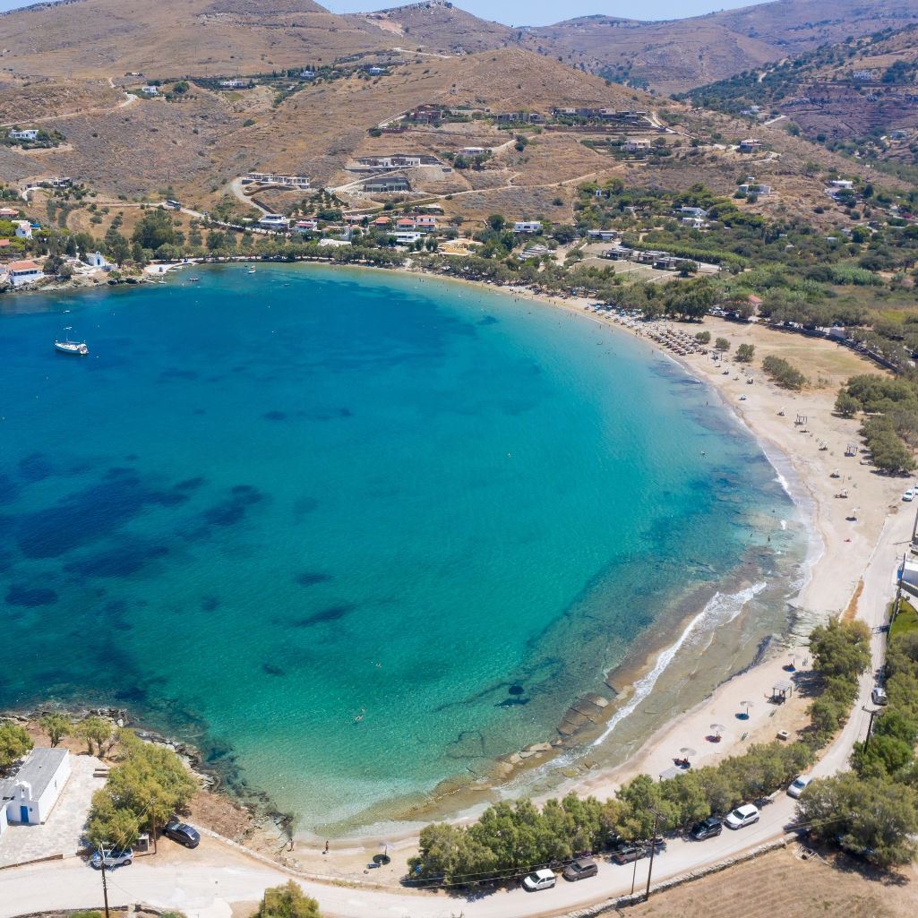 10 παραλίες ιδανικές για οικογένειες σε 10 νησιά των Κυκλάδων