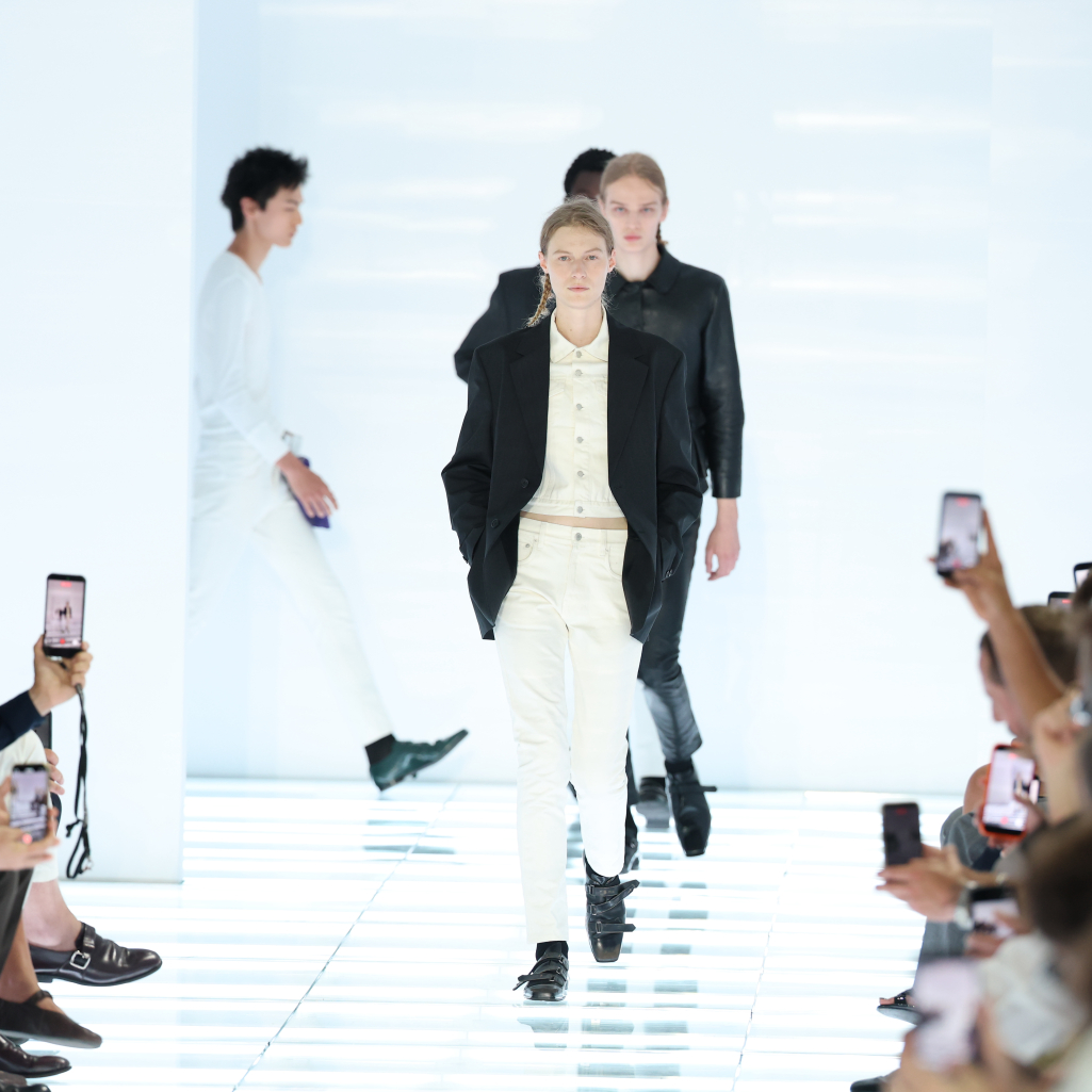 Prada Men's Spring 2027: Η νέα συλλογή φέρνει '00s vibes και δεν μοιάζει καθόλου ξεπερασμένη