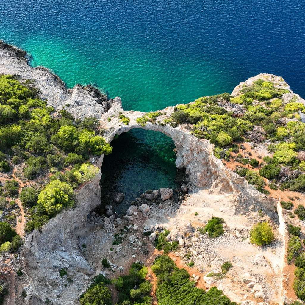Το «Γαλάζιο Παράθυρο» στον Κορινθιακό που λίγοι γνωρίζουν