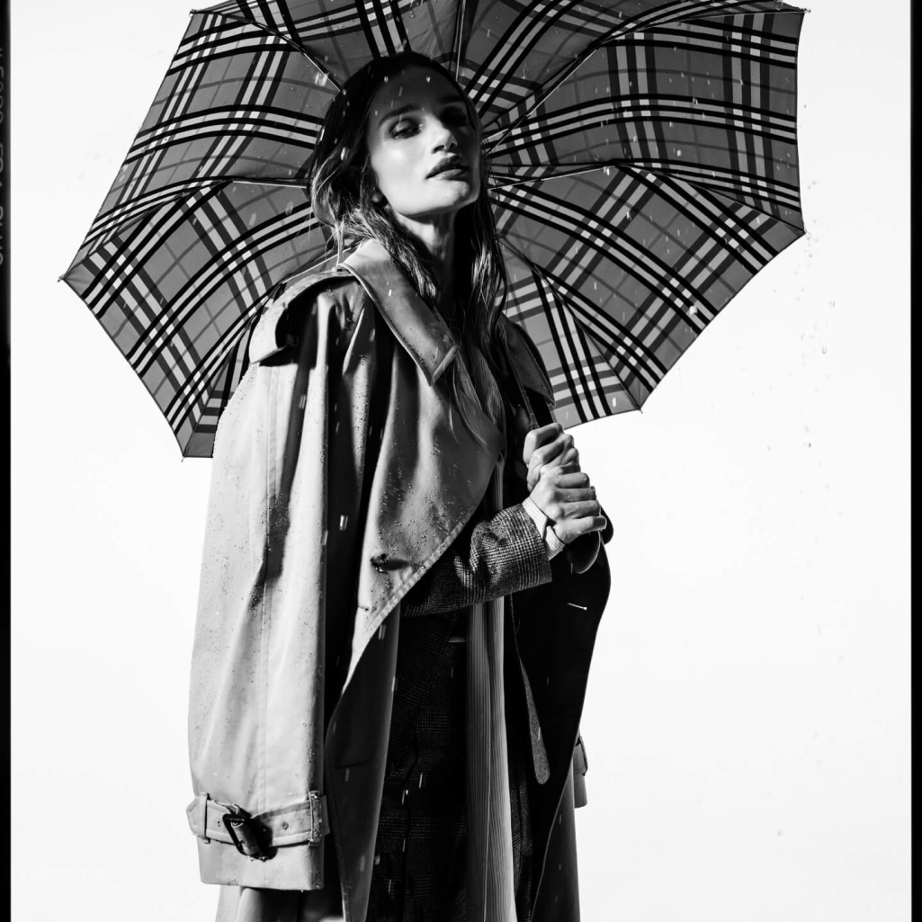 Το Burberry trench μπαίνει στο μουσείο: Η έκθεση - ωδή στα 170 χρόνια ιστορίας του εμβληματικού σχεδίου του οίκου