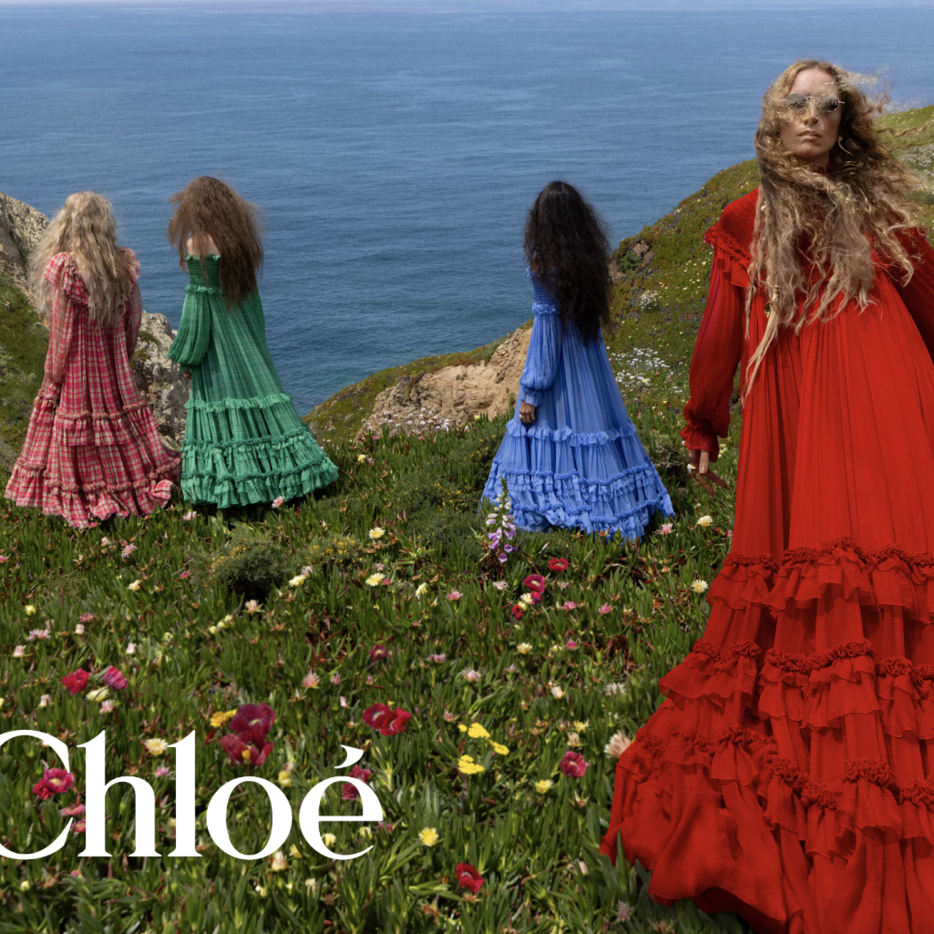 Chloé Winter 2026: Η νέα καμπάνια μοιάζει με ζωντανό πίνακα ζωγραφικής και εξυμνεί τη γυναικεία δύναμη