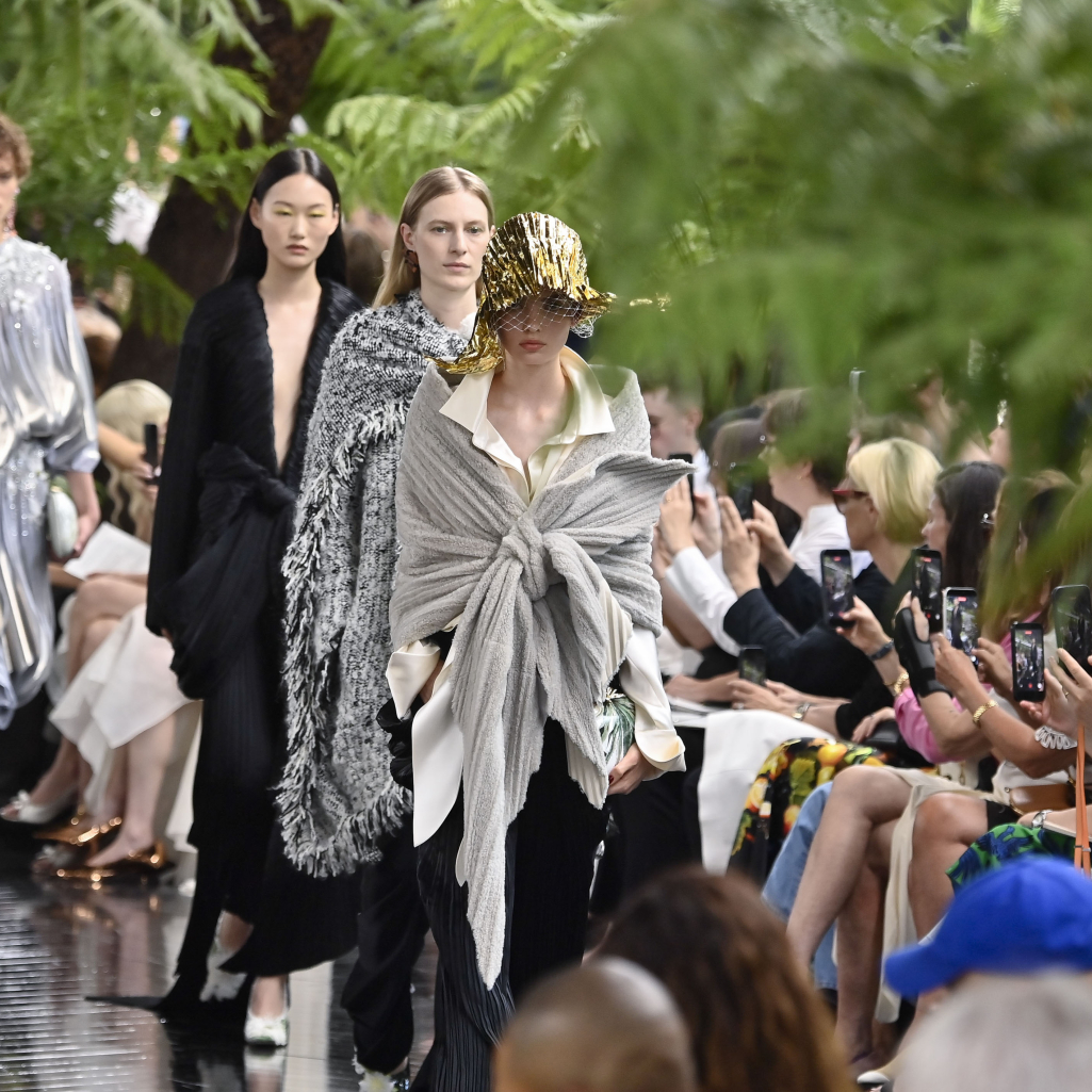  Dior Haute Couture 2026: Ο Τζόναθαν Άντερσον παρουσίασε μία συλλογή – ύμνο στην τέχνη, σαν να βγήκε από παραμύθι