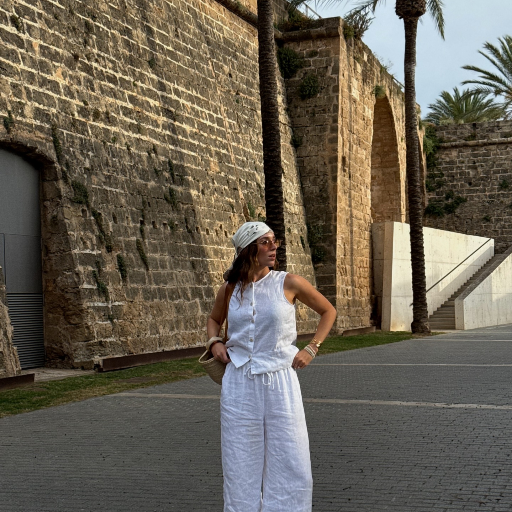 Με τι να φορέσεις το λευκό λινό παντελόνι – 5 looks για το πρωί στο γραφείο και την έξοδο στην πόλη