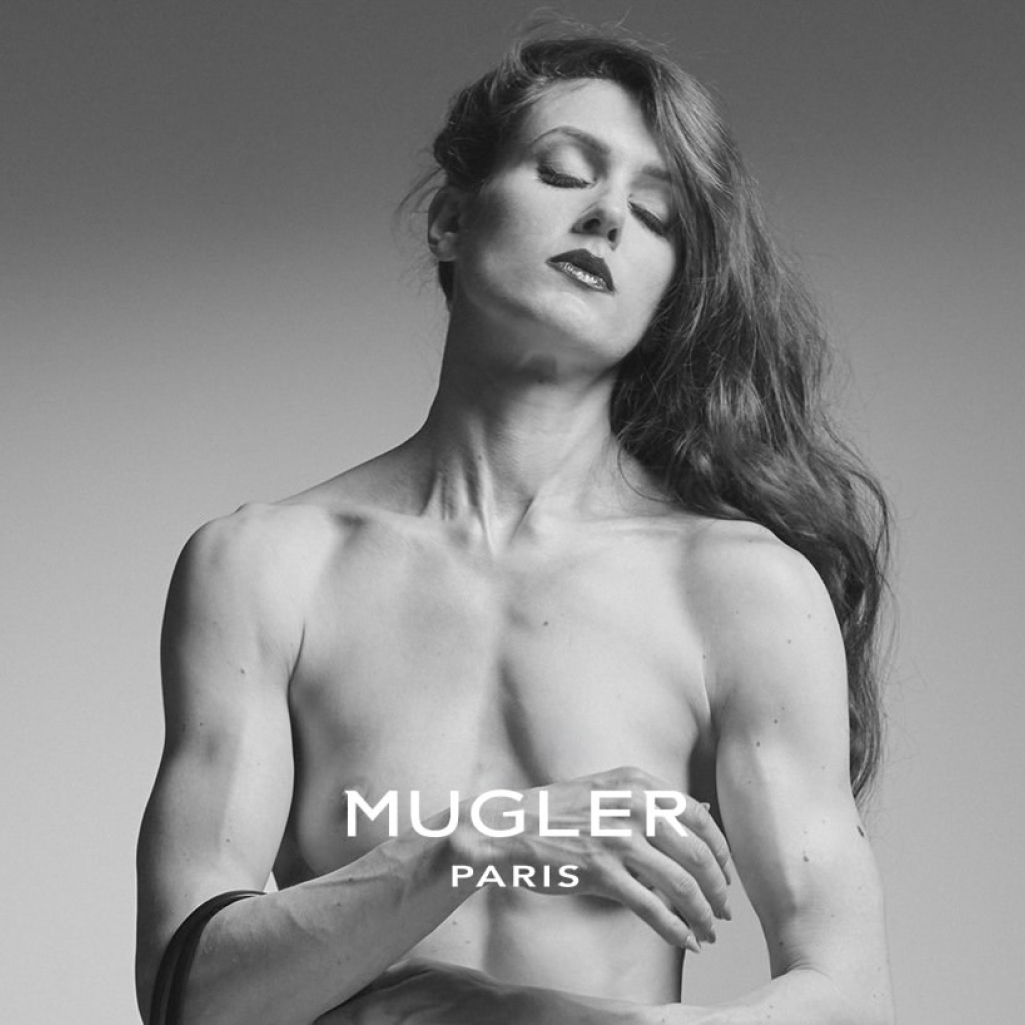 Η νέα καμπάνια του οίκου Mugler επαναπροσδιορίζει τη θηλυκότητα μέσα από τη γλυπτική δύναμη του σώματος
