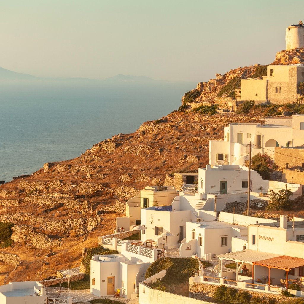 Ρωτήσαμε το ChatGPT ποιο είναι το πιο φθηνό νησί των Κυκλάδων για διακοπές τον Αύγουστο. Και όχι, δεν είπε τη Δήλο 