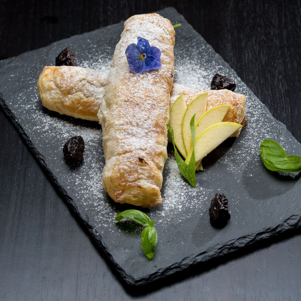 Αυτό το vegan στρούντελ με δαμάσκηνα είναι τραγανό, ζουμερό και πεντανόστιμο
