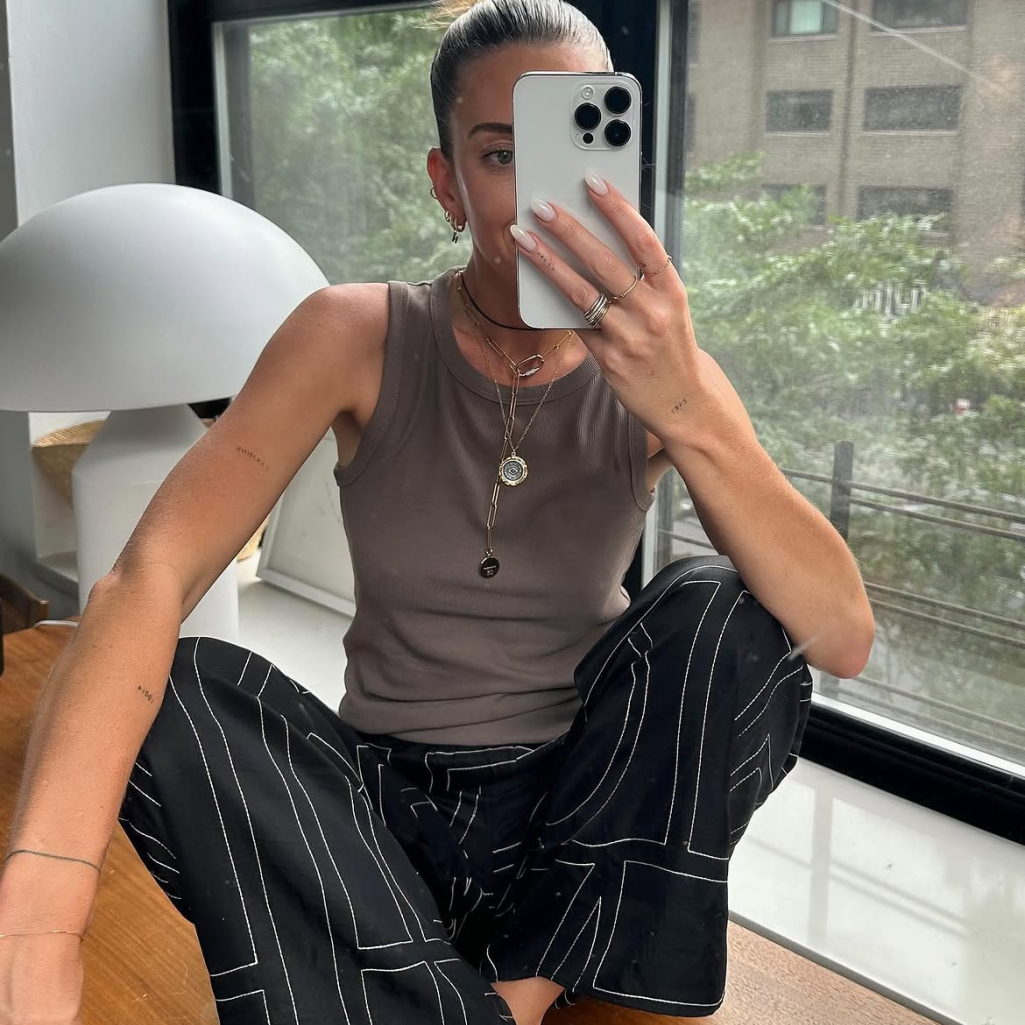 Βρήκαμε τα πιο άνετα και cool tank tops που θα φορέσεις με τα πάντα