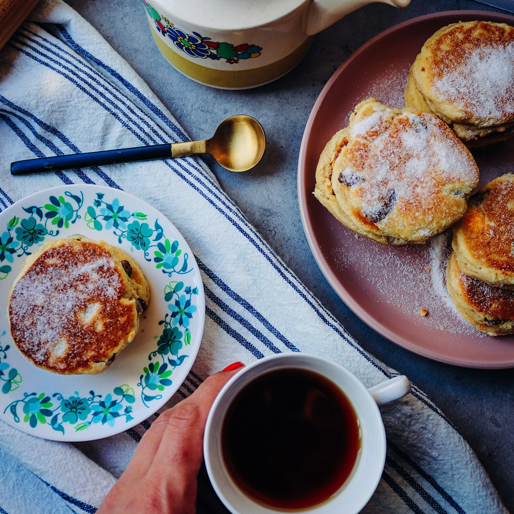 Welsh Cakes: Τα παραδοσιακά ουαλικά γλυκάκια που ψήνονται στο τηγάνι